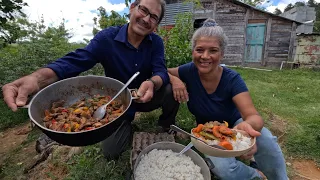 Cocinando en un campo de Jarabacoa que parece un PARAISO