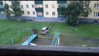 Мужик таранит дом на машине