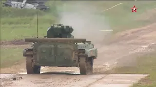 BMP-1AM bắn pháo 2A72 khi hành tiến.