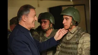 Hulusi Akar'ın gülme garantili askerlerle şakalaşma anı