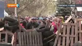 Події у Слов'янську, 12 квітня | Armed men take over police station in Slovyansk, Ukraine.