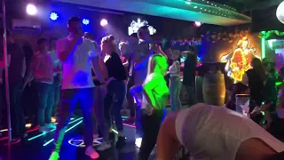 American Elvis Tribute Artist surprises teenage karaoke crowd in Germany