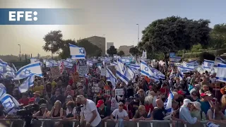 Milhares de manifestantes exigem a renúncia de Netanyahu em frente ao Parlamento de Israel