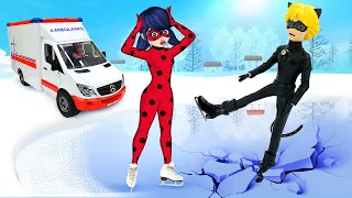 Куклы Леди Баг и Супер-кот НА ЛЬДУ! Ladybug чуть не провалилась под лед! Видео для девочек