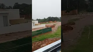 Chuvas em Uberaba. Enxurrada derruba muro, e invade casa.