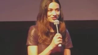 Crystal Reed trying to speak french @WEREWOLFCON