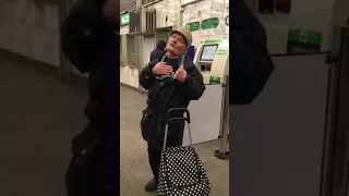 Неадекватный дед в метро