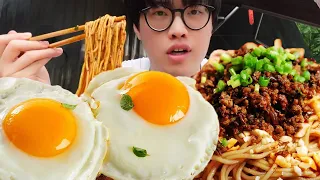 Who said Chengdu noodles are not delicious! Eat breakfast with four fried eggs for one person and t