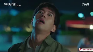 Passerby rushes as Do-Ha collapse on the street (About Time E10) Kdrama hurt scene/Sick male lead