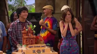 Pair of Kings - Mikayla Compliments Brady (S1E21)