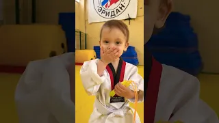 2-летняя девочка прыгает на скакалке #тхэквондо #taekwondo #дети