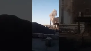 Запорожье момент ракетного попадания войсками РФ по заводу.