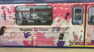 Вагон метро с рекламой Яндекс плюс розовый снаружи и внутри