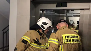 Bielawa, strażacy uwalniają 7-latka z windy