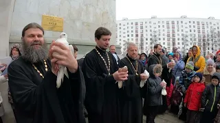 В праздник Благовещения Пресвятой Богородицы в храме на Рязанке выпустили голубей.