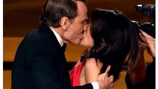 Passionate kiss Emmy Awards 2014 Bryan Cranston & Julia Louis-Dreyfun (FULL VIDEO)