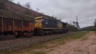 Trem de Minério Carregado com auxílio de cauda na Ferrovia do Aço