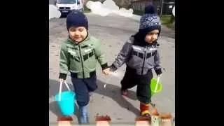 Двойняшки гуляют вместе/ twins playing baby twins