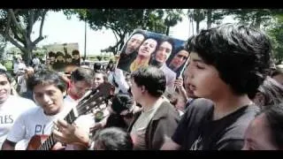 Fans de Paul McCartney esperan su llegada a el hotel en lima, 8 de mayo de 2011