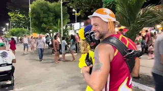 Karolinaboneca passeando em porto de galinhas