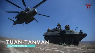 U S  most largest and heaviest helicopter in action   lift Humvee  M777 Howitzer and Stryker