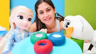 Karlar Ülkesi Elsa, Olaf için reçelli Play Doh kurabiye yapıyor. Kızlar için yemek yapma oyunu