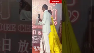 #周润发 亮相“别叫我赌神”首映礼红毯，68岁的发哥一身正装出席，气场十足！每次出席活动都会带上妻子