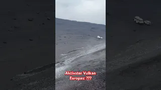 Vulkanausbruch! Wandern auf dem Vulkan auf Lava!