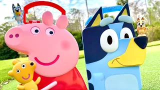 Bluey & Peppa Pig - Bluey Play & Go Collector Case! Bluey toys Pretend play | Disney Jr
