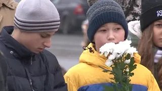 Возложение цветов у памятника воинам, погибшим в Афганистане и Чечне