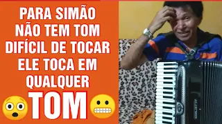 O Sanfoneiro que Toca em Qualquer TOM e nem olha Para os TECLADOS quando Faz o SOLO - Simão Parte 01