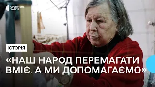 80-річна волонтерка плете у Харкові маскувальні сітки на фронт