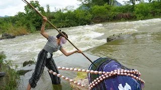 😱🫡The girl was searching for clams in the turbulent river, only to find many pearls hidden inside