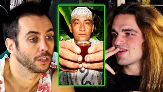 Consumidor de ayahuasca le explica a un interesado Jordi Wild qué se siente y cómo es el ritual