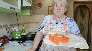 Засолила красную рыбу. Пирожки с картошкой. Зеленый борщ.