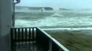 SURFEANDO UN TSUNAMI.avi