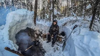 СТРОЮ ХИЖИНУ В ЛЕСУ. Сделал лагерь под корнем. Откопал новые бревна!