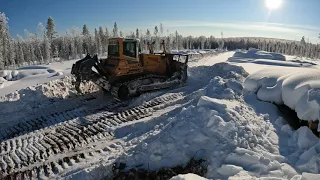 Бульдозер расчищает снег