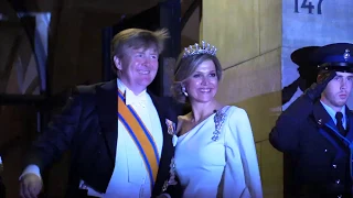 Koning Willem-Alexander en koningin Máxima vertrekken na diner op paleis