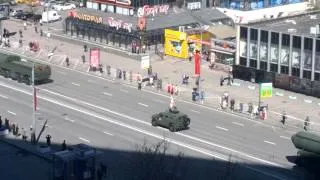Техника с репетиции парада 2013 год или  работа офисов была блокирована танками.