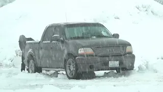 01-04-2021 Snoqualmie Pass, WA - Winter Storm - Stuck Truck Sliding Out