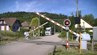 Spoorwegovergang Saint-Léonard (F) // Railroad crossing // Passage à niveau