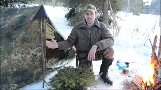 Waldlager mit Zelt und Feuerstelle, Einmannzelt, Regenschutz, Lagerbau | Bushcraft Lexikon