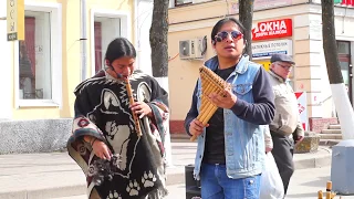 Индейцы Pakari  в Гатчине.  Музыка индейцев.      MAH04012