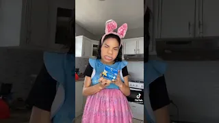 fefi le graba un vídeo a sisi comiendo un yogur de bebé 🤣