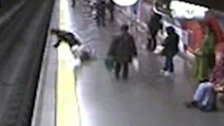 Todesmutiger Polizist rettet Frau nach Sturz auf U-Bahn-Gleis