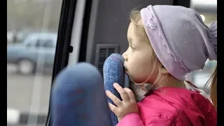 4-летняя девочка уступила место бабушке в автобусе: весь салон от смеха плакал