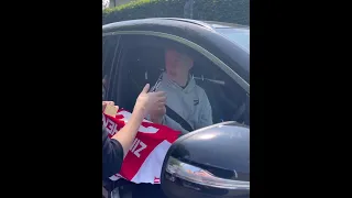 Arsenal fans waiting outside training grounds for players. Bukayo Saka don’t sign a t shirt