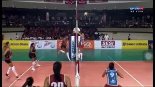 Ivna Marra explorando o Bloqueio da Sheilla. SL - 2013/14 🏐