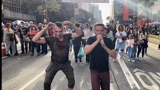 ALEMÃO DA PIZADINHA LOTOU AVENIDA PAULISTA CANTANDO FORRÓ JOÃO BAILARINO MÚSICA FICAR AMOR